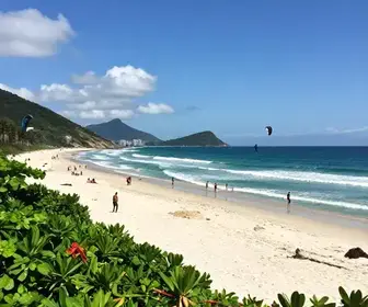 Descubra a Praia do Pepê: Um Paraíso na Barra da Tijuca