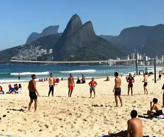Descubra o Vôlei de Praia na Barra da Tijuca: Esporte e Lazer em um Paraíso Carioca